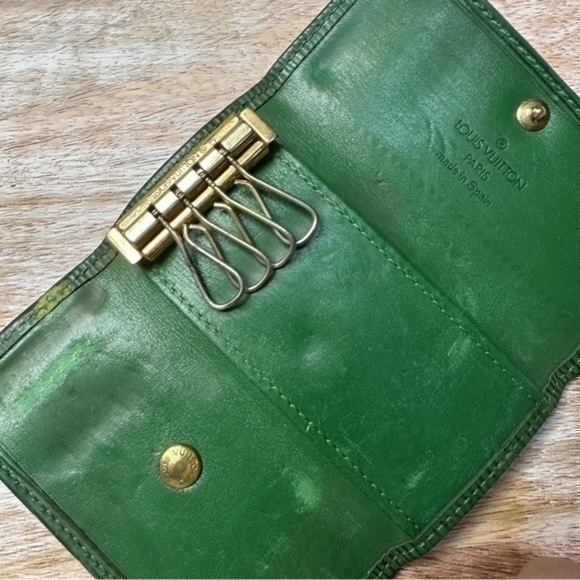 AUTHENTIC Louis Vuitton Monogram 4 ring key holder. Green. - Picture 5 of 14